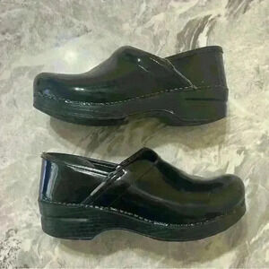 Dansko Women’s Shoes Professional Black Patent Leather Closed Toe Clogs Size 38